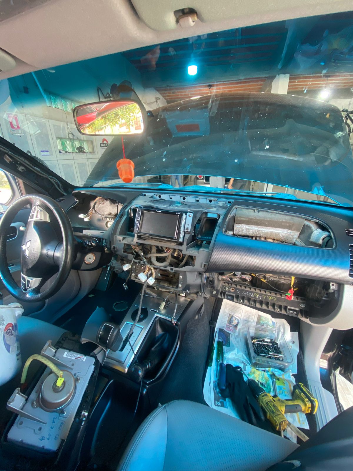 Manutenção interna do painel e acabamento automotivo